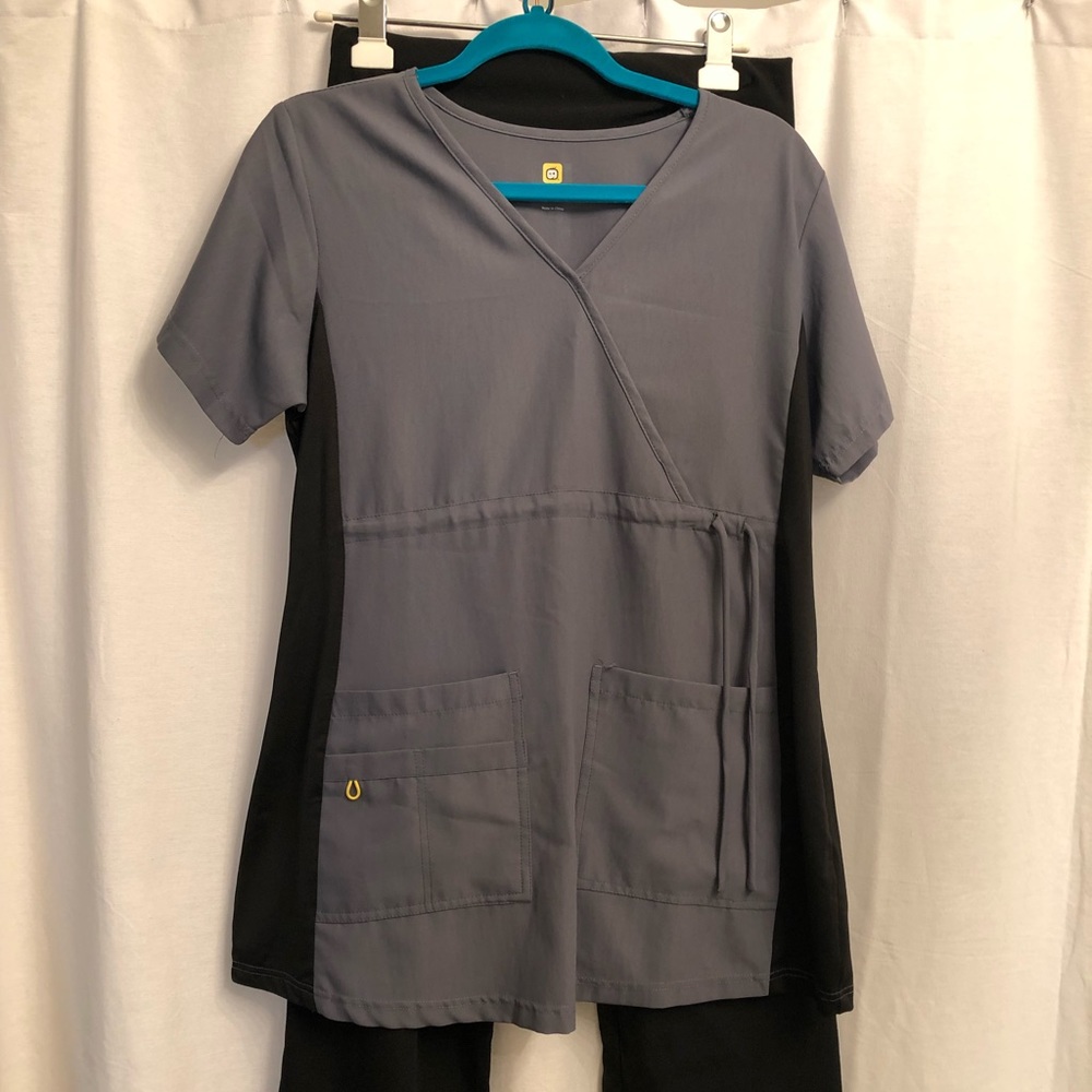 XS Cherokee maternity bottoms, wonderwink top